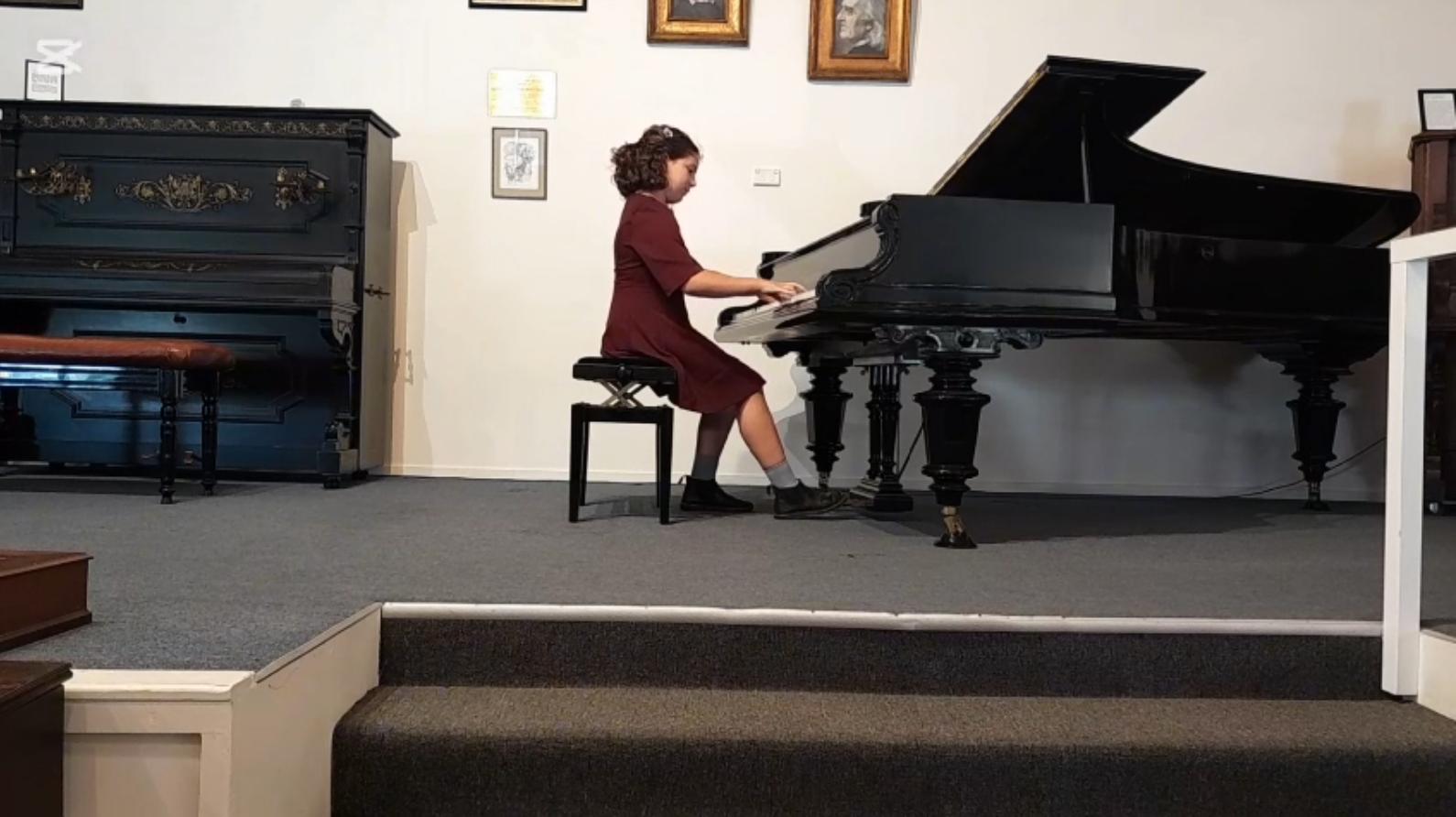 piano player